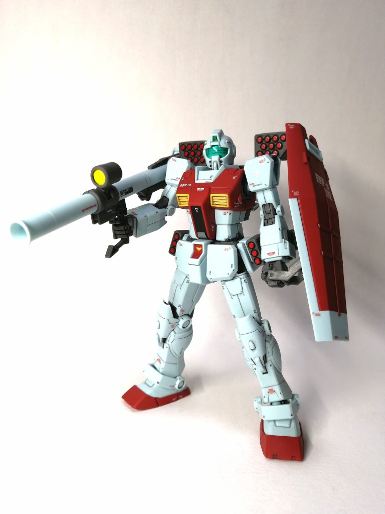 ミサイルポッド装備。ミサイルはシールではなく、ガンダムマーカーレッドで塗りました。