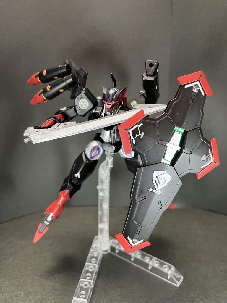 手持ち武装は大剣、ノンキネティックシールド。大剣は第二の盾としての役割も担う。