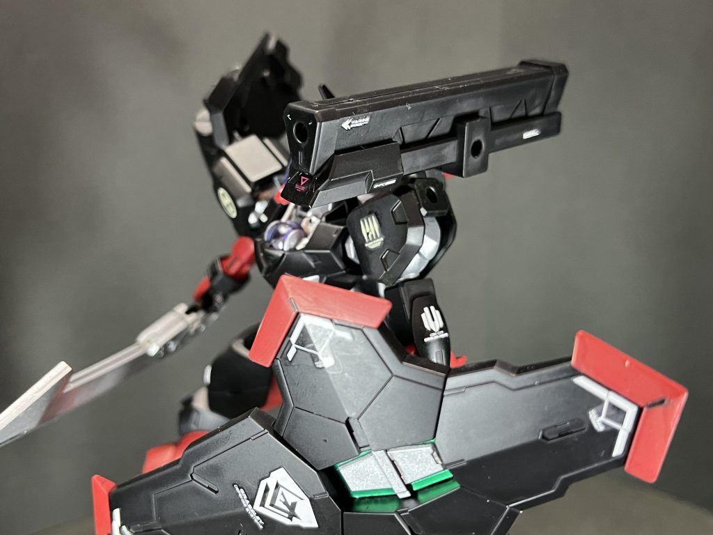 背中には中・遠距離用にレールガン。