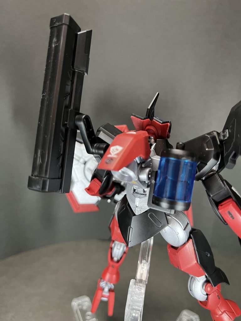 リアビューバックパックとショルダーの武装はミッションによって切り替えが可能。今回は大容量のENタンクで稼働時間向上を目的としている。