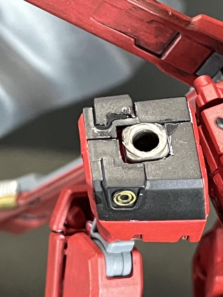 軸受け埋め込み工作肩の部分削ってスペース作り、嵌め込みだけだとマントが重くて固定が弱かったので結局接着剤使用