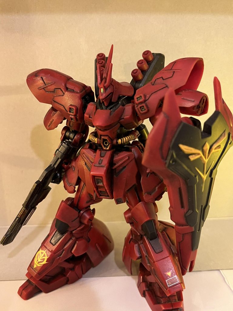 Gフレームからサザビー本日、出先で撮影セットがないためいつもより背景とかライトアップがアレなのですが良ければお付き合い下さいませ(＞人＜;)結構前から完成はしていたんですが、擬似スパロボAルート出演予定→Bルートだったことがあり、今日まで箱の守護神にw