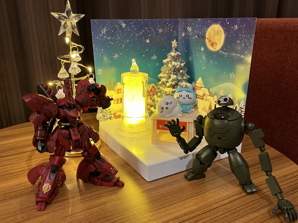 以上、サザビーでした！無事パーティ会場に辿り着いたそうですw最後は置く予定のミニオリジナルツリー&賑やかし部隊とぱしゃり📷もうちょいいじるんですが、これと電飾でサプライズ予定！ハマーンから逃げてきたサザビーさんも非武装に✨このメンツで良かったの？(´･ω･`)わ、わからんぬ💦あと年内70作品投稿達成できました！有難う٩( 'ω' )وRGエピオン『おい、俺は？皆様も良いクリスマスを\(//∇//)\