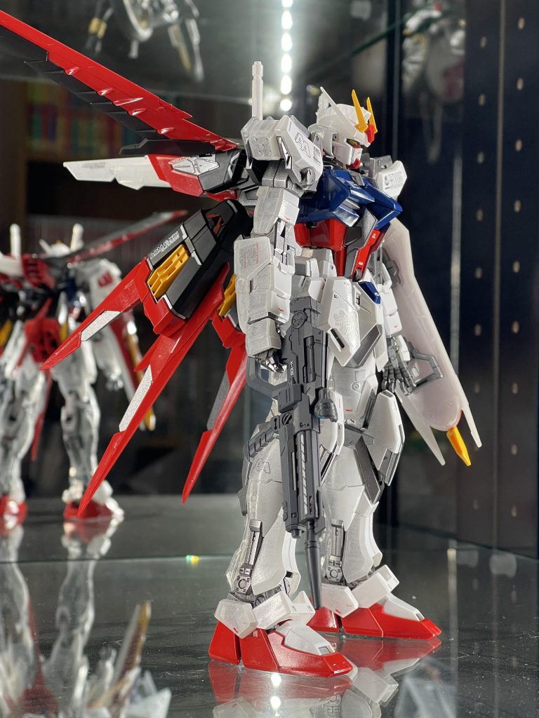 側面素立ちでお別れです🙇♂️「主役機らしく明るめに」そう思い描いて全体的につやありで。イメージをカタチにできて良かったです。また一歩前進かな👍それでは次回作までみなさんご機嫌よう👋