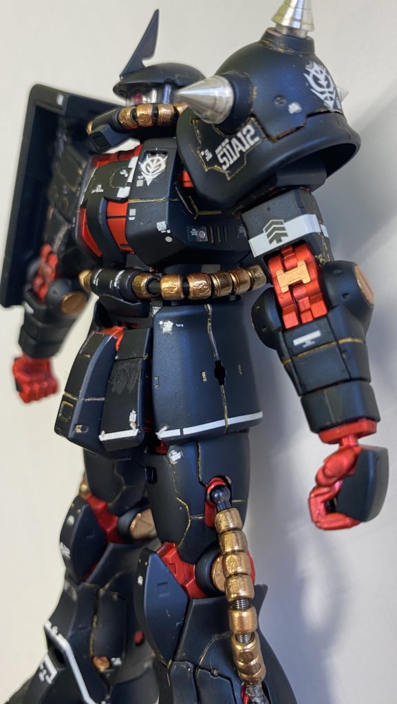 スミ線にはエナメル塗料のゴールドリーフを入れてみました。モノアイとスパイクは変更しています。