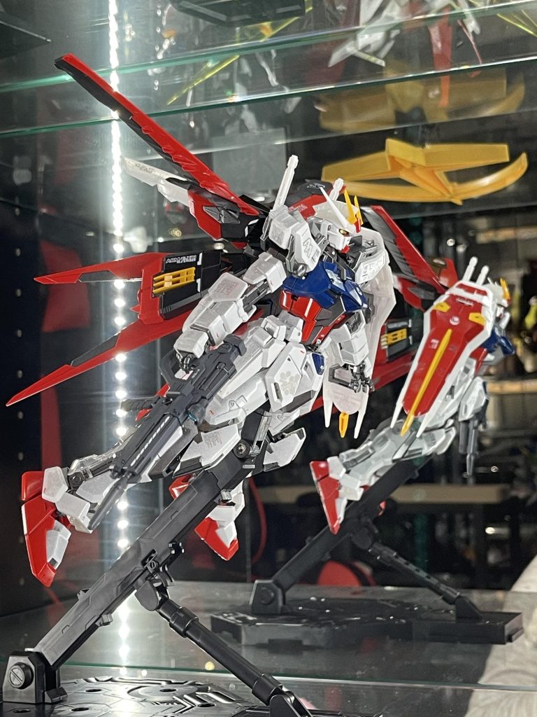 出撃直後のイメージ。前傾姿勢はやっぱり難しい😓黒色はセミグロスブラック。幅広く使える万能色ですね♪ビームライフルはガンシップグレイで地味目にしています。