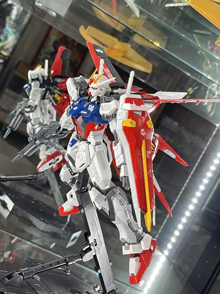 白色はピュアホワイトを使用。実はかなり変わった手法を用いています。機体の前面にあたる部分だけを塗装して、側面はまばらに、後面はクリアを残すイメージで。ただの妄想からやってみたんですが、これが意外にもうまくハマったと思っています🧠