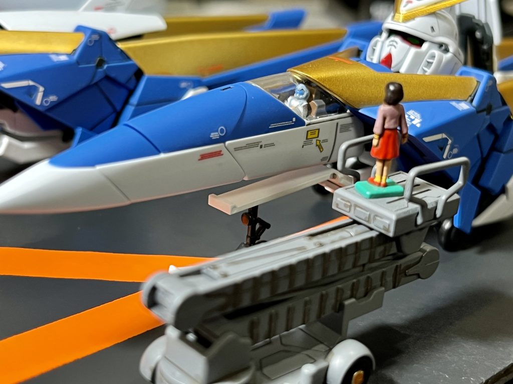 ダンボールを駐機場っぽく塗装して簡易ジオラマベースにしてみました。