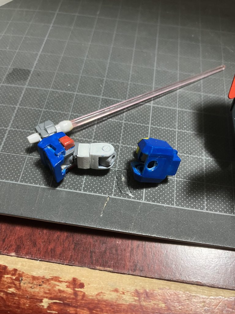 肘は、ドラグナーのキットに付属のポリキャップ使ってます。肩は、元キットのままです。