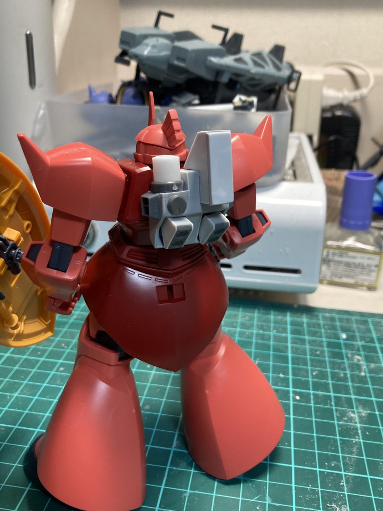 シンプルなゲルググをコンセプトにした作品なので基本的な加工はオプション装備。とはいえこのゲルググも割と合わせ目に苦悩する機体なので、全身の合わせ目を段落ちモールドとして処理。バックパックは基本的に箱組で作成。