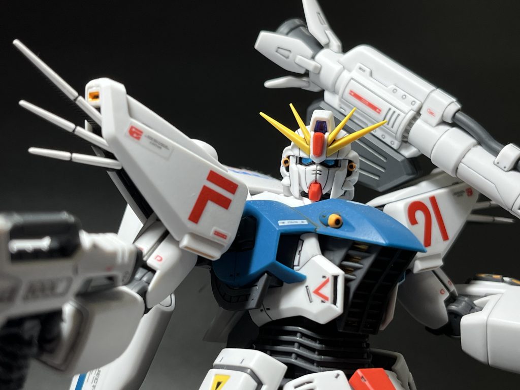 HG版は顔つきが別人ですが、MG ver.2.0は設定に近いと思います。キットの設計者に敬意を表し、変形タイプの頭部にしています。