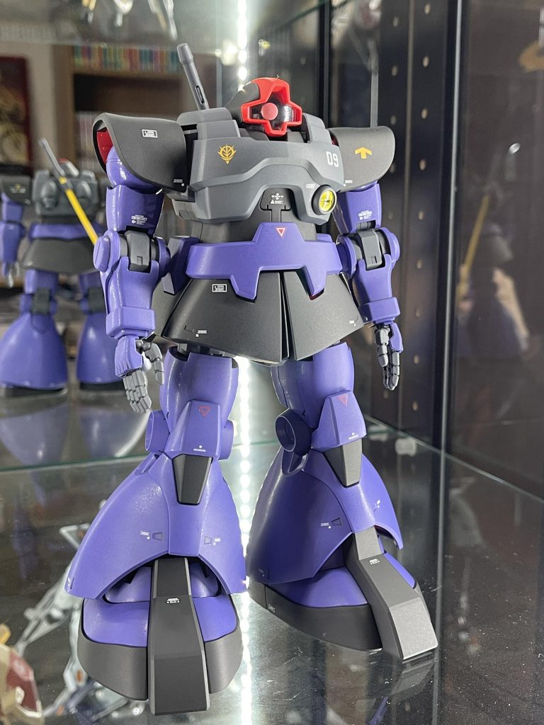 素立ち(かぼす)の一枚📸胸の拡散ビーム砲は色の表現に迷いまして、クレオスのメタルイエローに辿り着きました。表面のクリアはそのままに、裏面を筆塗りしています🖌️ドムはガンダムのようなヒーローっぽさよりは、兵器らしくつや消しトップコートで仕上げています。