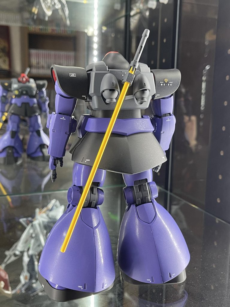 見ての通り背面です📸ヒートサーベルをマウントしてるところが意外にもかっこいいドムさん。ガンダム系ではなかなかできない演出だと思います🗡️