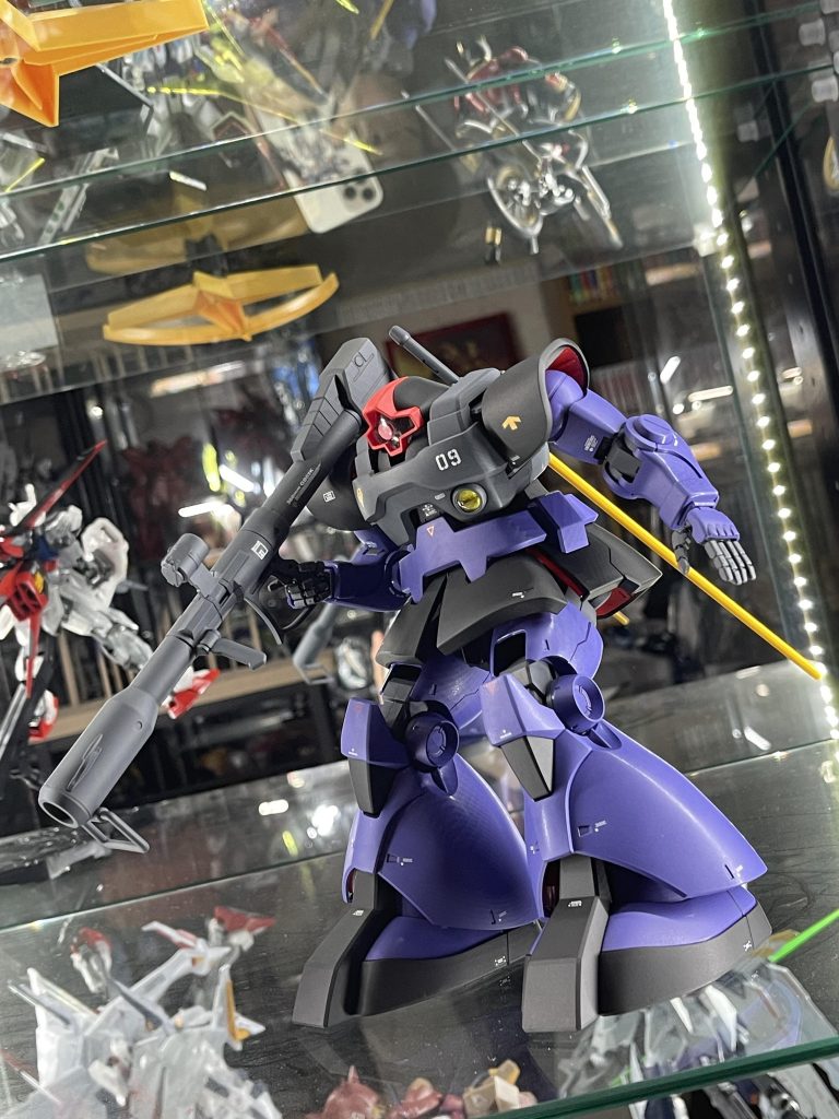 ジャイバズを肩にかけてみる。ガシガシ動かすと塗装が剥げてしまいます。個人的にはラケバズやMMP80マシンガンは普通のドムにはノーサンキューです。ホバー移動のポージングは難しいなぁ表現が。