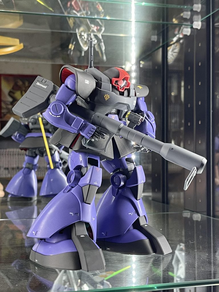 傍にジャイバズを抱えてみる。左手で掴むところがうまくいかないので見えないようにしてます😛もっとスキーの滑走みたいに前傾姿勢にしたいのですが、そこまで足が曲がりません⛷️