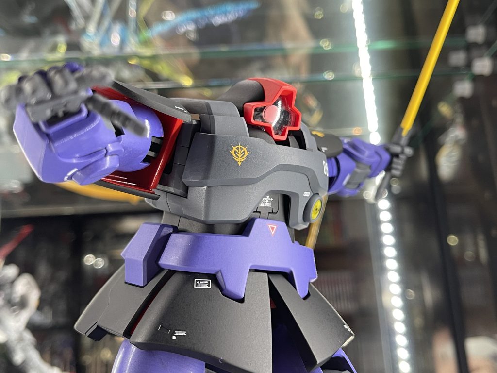 振りかぶってやりに行くポーズ💪足がどうも決まらずこの画角で載せます📷蛍光灯みたいなヒートサーベルをホバー移動ですれ違いながら切断する〜みたいなシチュエーションを想像します。