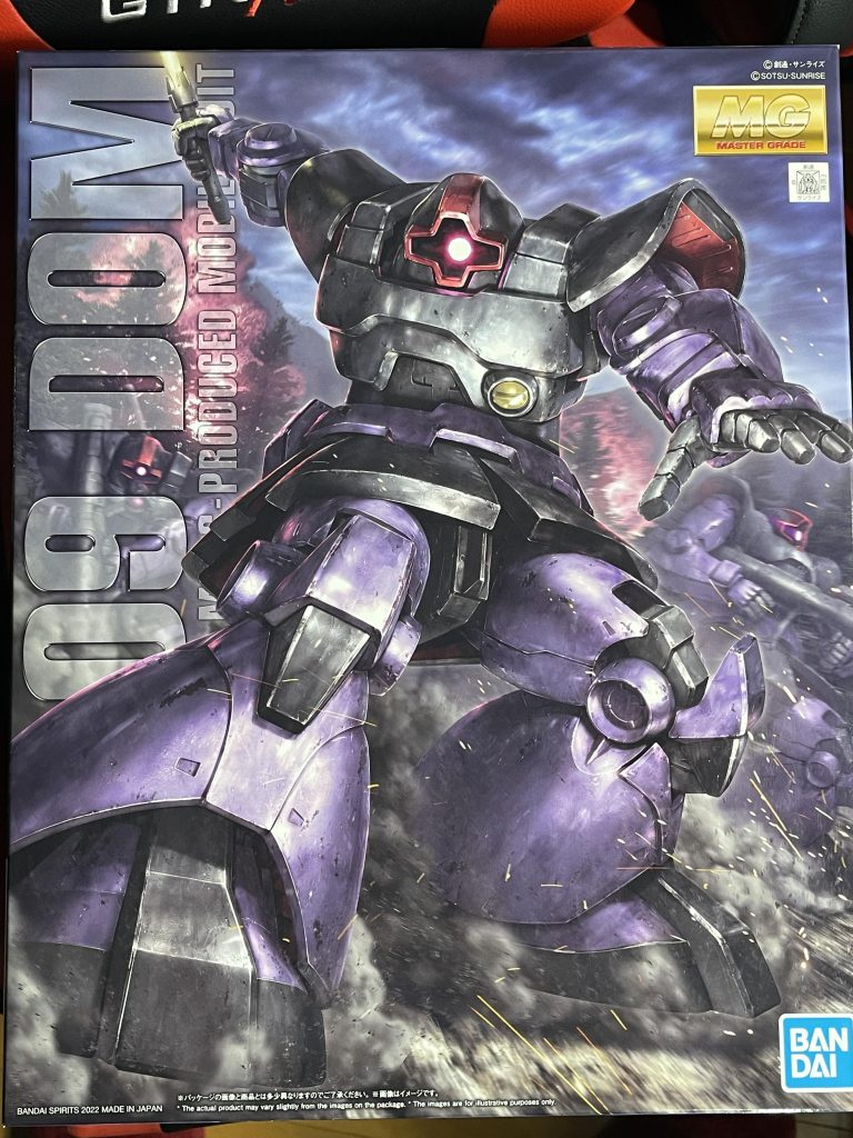 どう考えてもこの箱絵かっこよすぎでしょwwこのパッケージにそそられて購入したジオニストも多いのではないでしょうか🤔当初はリックドムを買う予定だったのですが、何者かに先を越されて店頭から消えてしまったので残っていたドムを購入しました。今回使った缶スプレーの色は「パープル、マットブラック、ガンシップグレイ、イエロー、ブライトレッド」。上で書いたようにクレオスのメタルイエローのみ筆塗りで使用しました✒️パープルは設定より濃くなってますが、あまり気にせず突き進みました。ドムトローペン(キンバライト)みたいな感じになって逆に良かったと思っています🟣人生初のジオン量産機ということもあって、面の大きさというものを凄く感じました。ガンダムとは違うけど、こっちにはこっちの良さがあって、子供の頃に「なんだこれ」と思っていたドムも歳をとった今となってはカッコよく見えてしまいます。大人になって良かったなぁ👨🔧✨2023年は自分にとって激動の一年でした。やりたいことをやり尽くしたと言っても過言ではないです。ここまで見てくれた人に感謝感激です。ありがとうございました🙇♂️