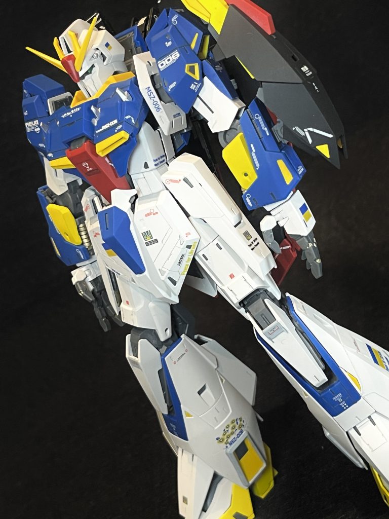 Zガンダムのカラーリングそのまま作るとフランスやロシアと同じ国旗の色ですが黄色面積を多くしてウクライナ国旗のイメージにしました。