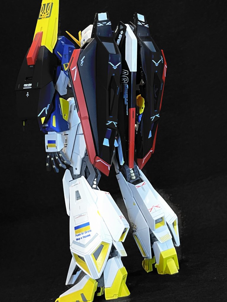 MG Z初めて作りましたノーマルでも全然かっこいいのですがちょっとお胸周りが貧乳っぽく見えたので少しだけボインに見えるように小修正を加えました