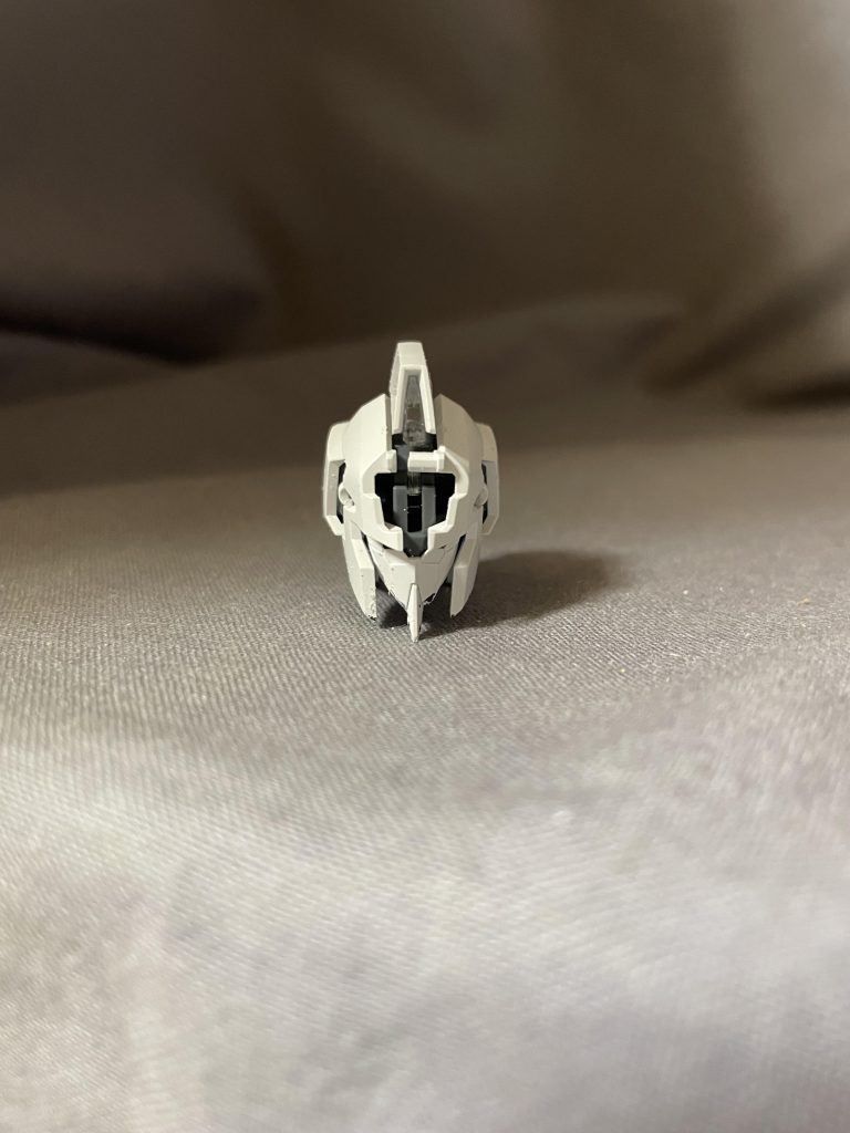 世代的にはこのアニメ顔の忠実な再現度にも感服するところなんですが…やっぱり現代アレンジ版のデザインが好き❤️ってことで、フェイスパーツの下部分、めっちゃ削りました。3mmくらい切り取ってるかも。