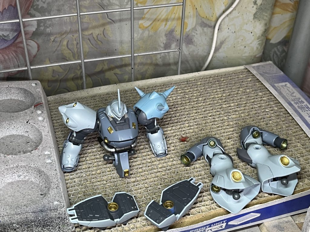 もちろん要所要所のスラスターやバーニアもきちんと塗装しましょう