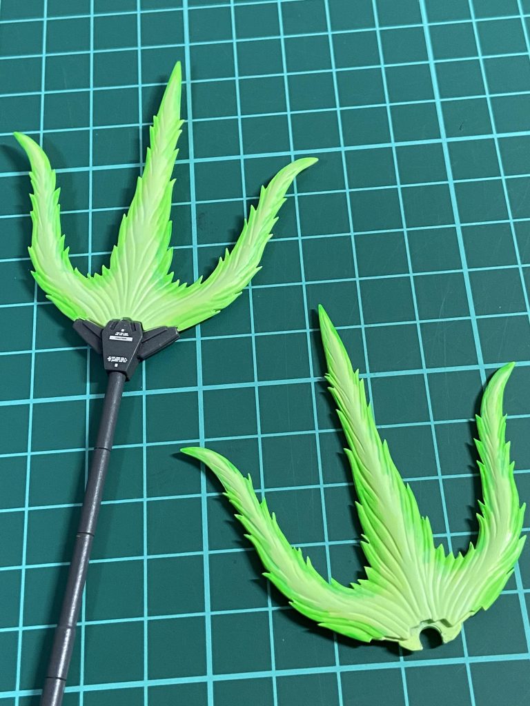 トライデントビーム刃部分。トゲトゲをシャープに削り込みしています。カラーは筆塗りでグラデーションを表現してみました。