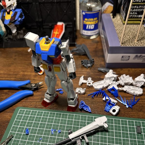 ガンプラ制作リハビリ編ということでEG RX78-2ガンダムを改造中。今回使用してるのはアメイジングエクシアで余った余剰パーツ、HG 1/144 ガンダムベース限定 ユニコーンガンダム ペルフェクティビリティ(デストロイモード)の余剰パーツを使用。エクシアの肩アーマーが意外と使える！バックパック両端についてる青いスラスターはエクシアの肩パーツを分断したものを使ってます。、ビルドスラスターパーツをRX78ガンダムの両肩とバックパックに使用。これから両腕両足胴体と少しつづ改造していきます♪ビームライフルも大型化。シールドと一体化にしてビームライフル&ビームサーベルという設定でやってみようかな？仮)ソーラーレイキャノンも制作予定です♪   （1枚目）