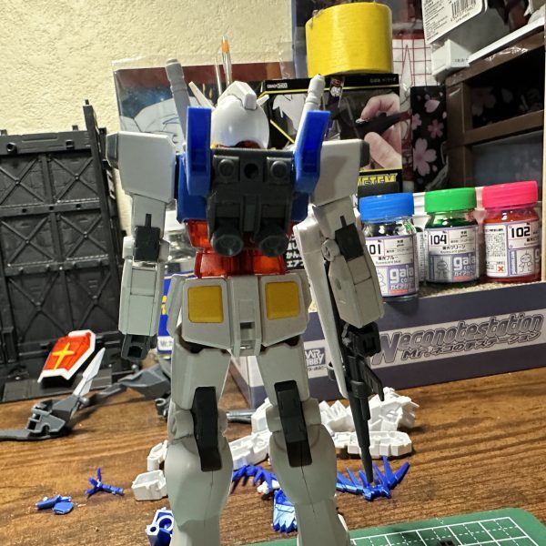 ガンプラ制作リハビリ編ということでEG RX78-2ガンダムを改造中。今回使用してるのはアメイジングエクシアで余った余剰パーツ、HG 1/144 ガンダムベース限定 ユニコーンガンダム ペルフェクティビリティ(デストロイモード)の余剰パーツを使用。エクシアの肩アーマーが意外と使える！バックパック両端についてる青いスラスターはエクシアの肩パーツを分断したものを使ってます。、ビルドスラスターパーツをRX78ガンダムの両肩とバックパックに使用。これから両腕両足胴体と少しつづ改造していきます♪ビームライフルも大型化。シールドと一体化にしてビームライフル&ビームサーベルという設定でやってみようかな？仮)ソーラーレイキャノンも制作予定です♪   （3枚目）