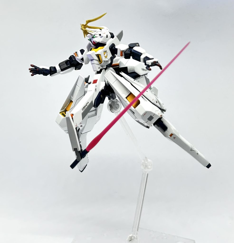 股間部に収納されているサブアーム・ユニットは展開してビームサーベルを掴めるように調整しています。外装はスジ彫りとライトグレーによる塗り分けでシンプルになりすぎないようにしています。