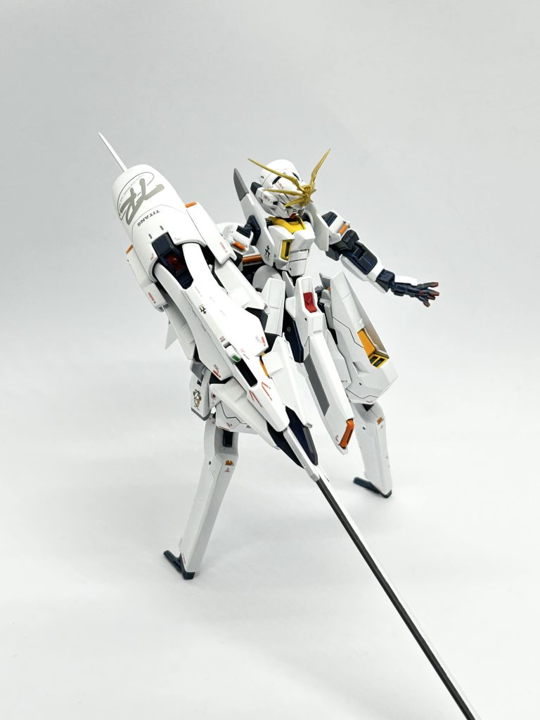 メイン武装のコンポジット・シールド・ブースターはスジ彫りとマイナスモールド、デカールで情報量上げてます。TRの大判デカールや太腿外装の兎デカールはMGのヘイズルアウスラの物を使用してます♪