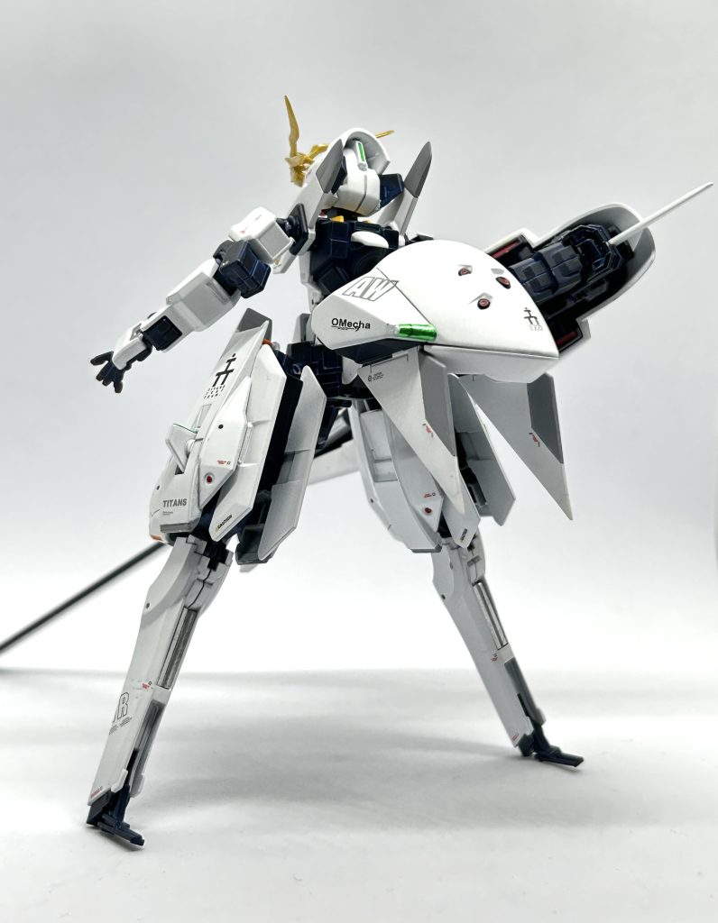 主な改修点は足をプラ板で1.2ミリ延長して足先のランディングギアを短くし上の空いたスペースにプラ板で作った自作ディテールアップパーツを取り付けてます（スネ裏の銀色に見えるパーツ👀）太腿外装にもスジボリからのエナメル割りで表情をつけてワンパターンにならないようにしてます。 ブーストポッドに取り付けられているウイングはプラ板を貼り付けてシャープ化しています。