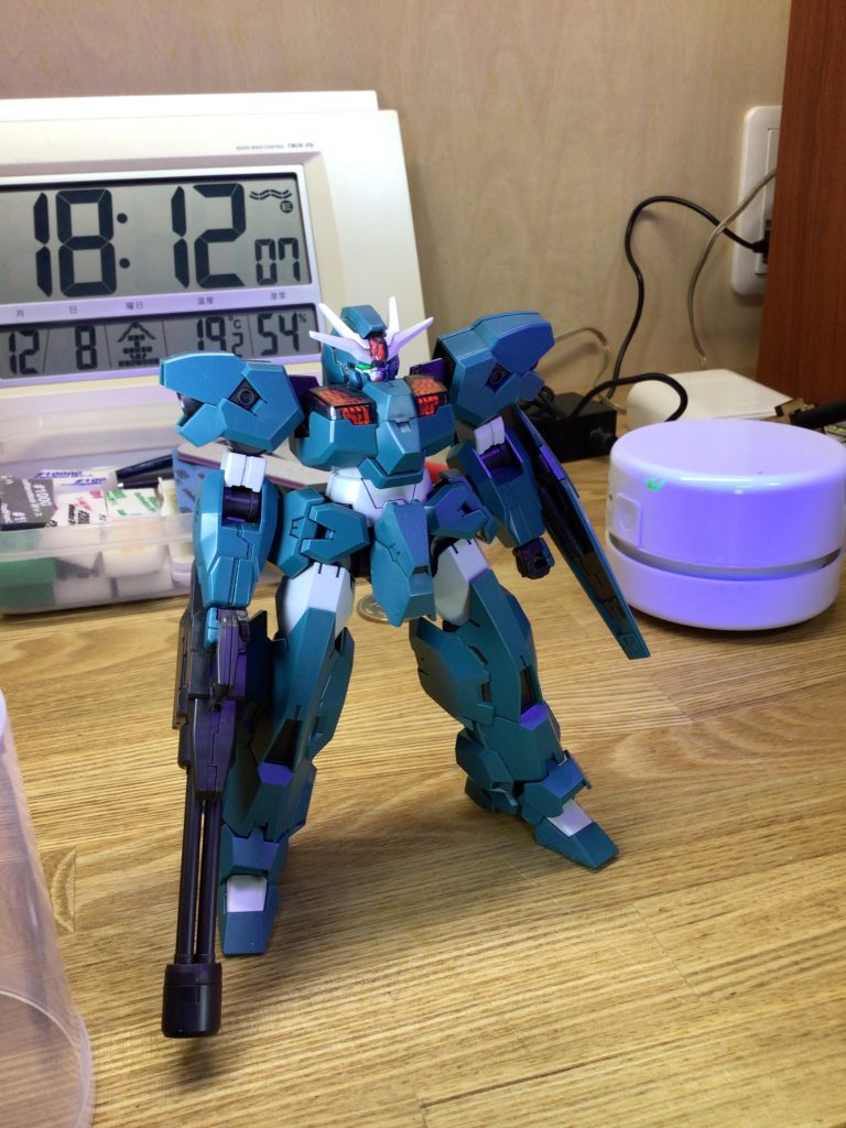 素立ち(UVライト)ギリギリ素立ちができた…目やシェルユニットは蛍光塗料でしっかりと塗り分けております。