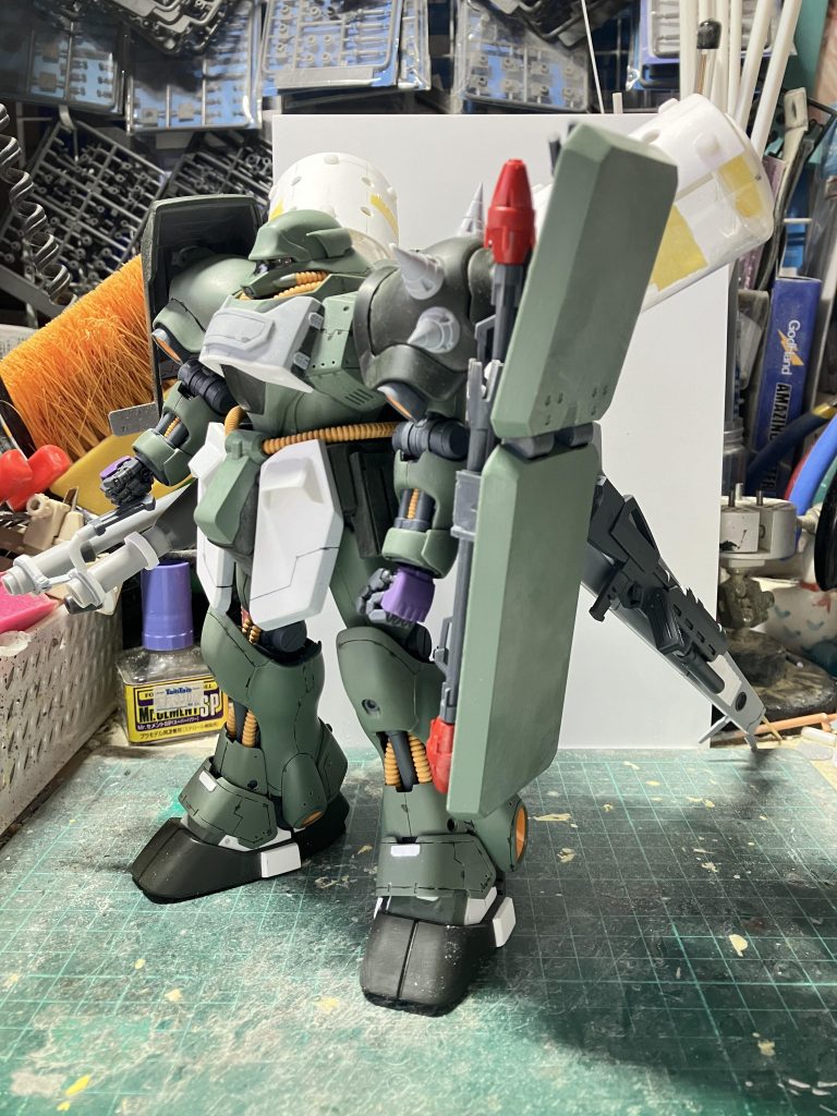 フロントアーマーはプラ板で新設手は握らせることが出来るようにドムの物に交換