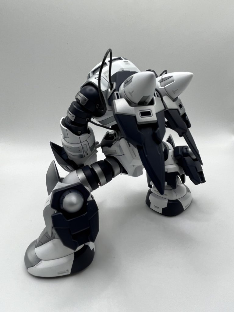 GNドライヴ4基搭載に成功。背面のドライヴは主に上半身へ、脚2基は下半身へ。