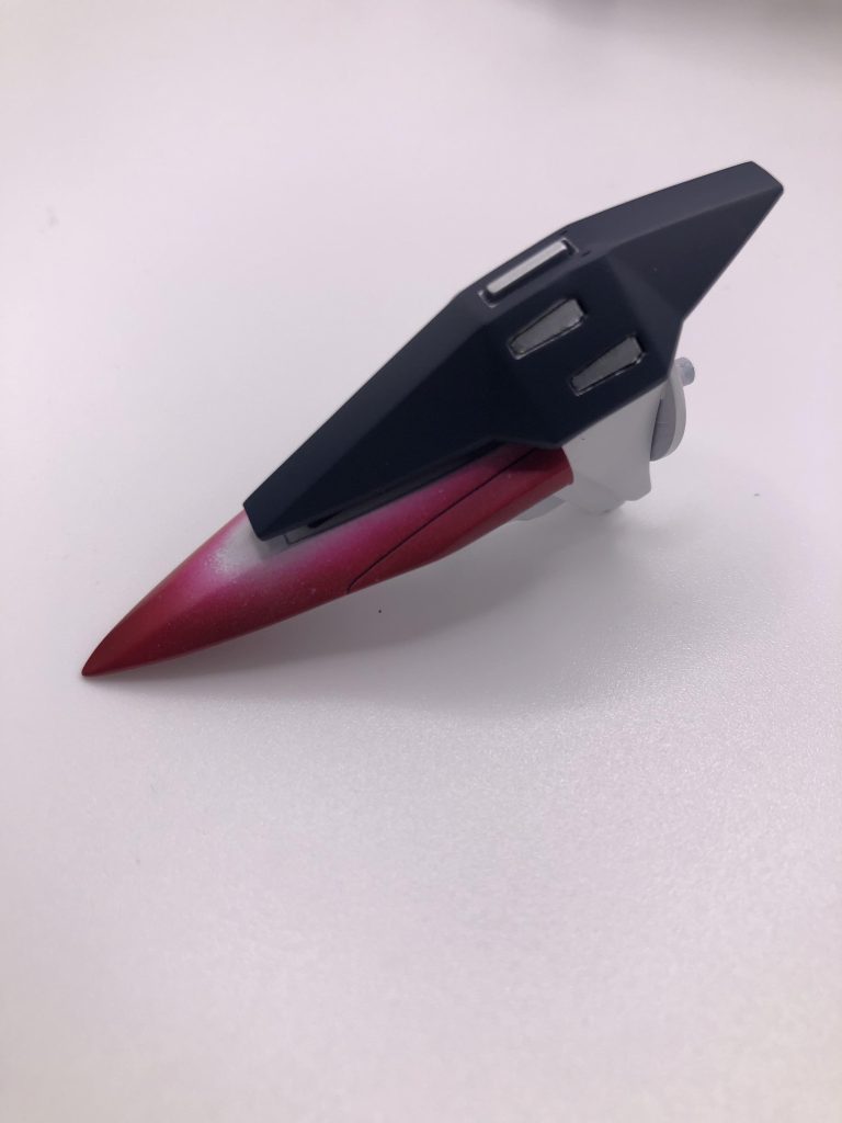 短く、幅のあるビームサーベルを装備。