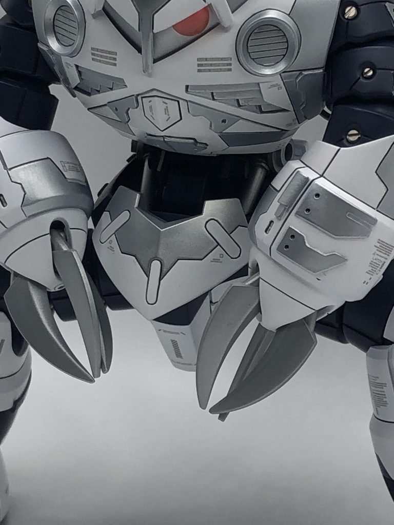 腹部を分割することで、よりスタイリッシュに戦闘することが実現。