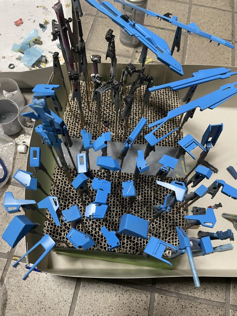 ゼータの青色部分はちょっと深い青色な印象で、キットもそうなってるんですが、コレでもか！ってくらい爽やかなスカイブルーベースで塗ってみました。