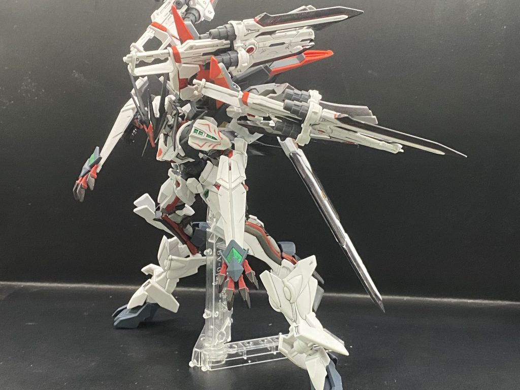 そしてドラゴニクスモード全体のサイズが大幅にアップし、リーチが伸びた状態。先端の爪はレアメタルオメガで作られていてMSの装甲もバターのように切り裂く。