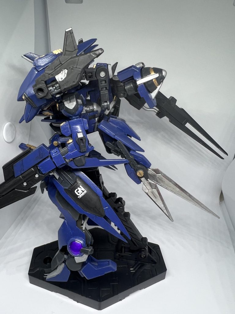 背中は右にプラズマキャノンと左にGNフィールド発生器としてGNドライブ。