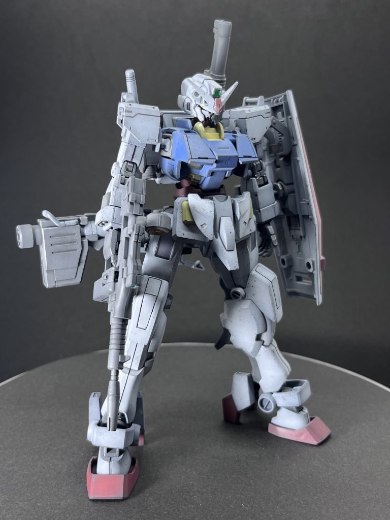 ショルダーキャノンを装備した姿。胸部はEG ガンダムの胸部を切り貼り、フロントアーマーはオリジンガンダムをベースにシュバルゼッテのフロントアーマーを貼り付けました。膝は突起はつけずプラ板で蓋しました。