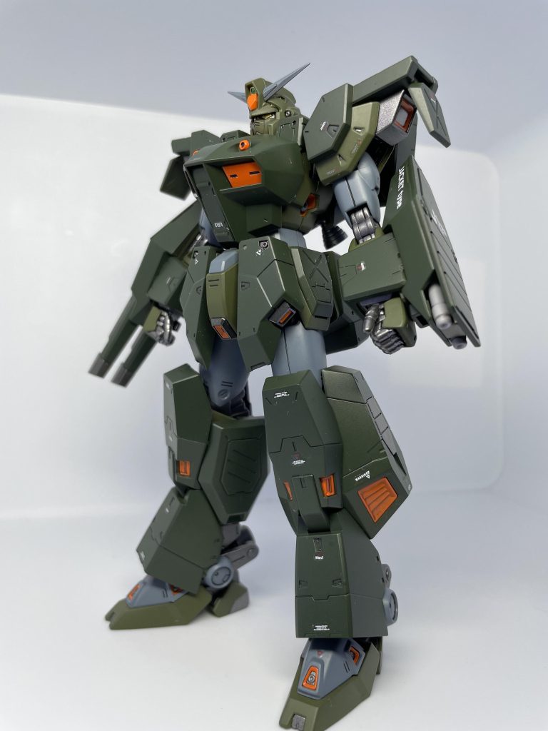 ジャケットタイプとの事で追加装甲が付いてFAガンダムを彷彿とさせる姿になりました。