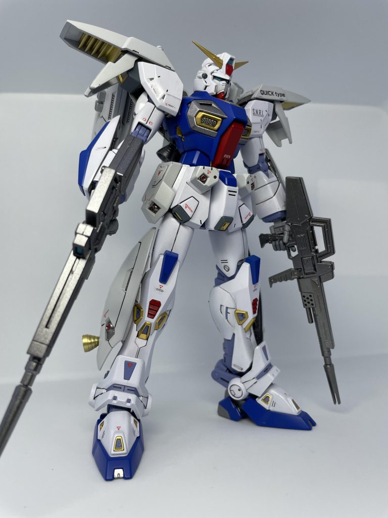 シールドがショルダーアーマーに干渉して持たせられなかったのでダブルビームライフルにしました。 