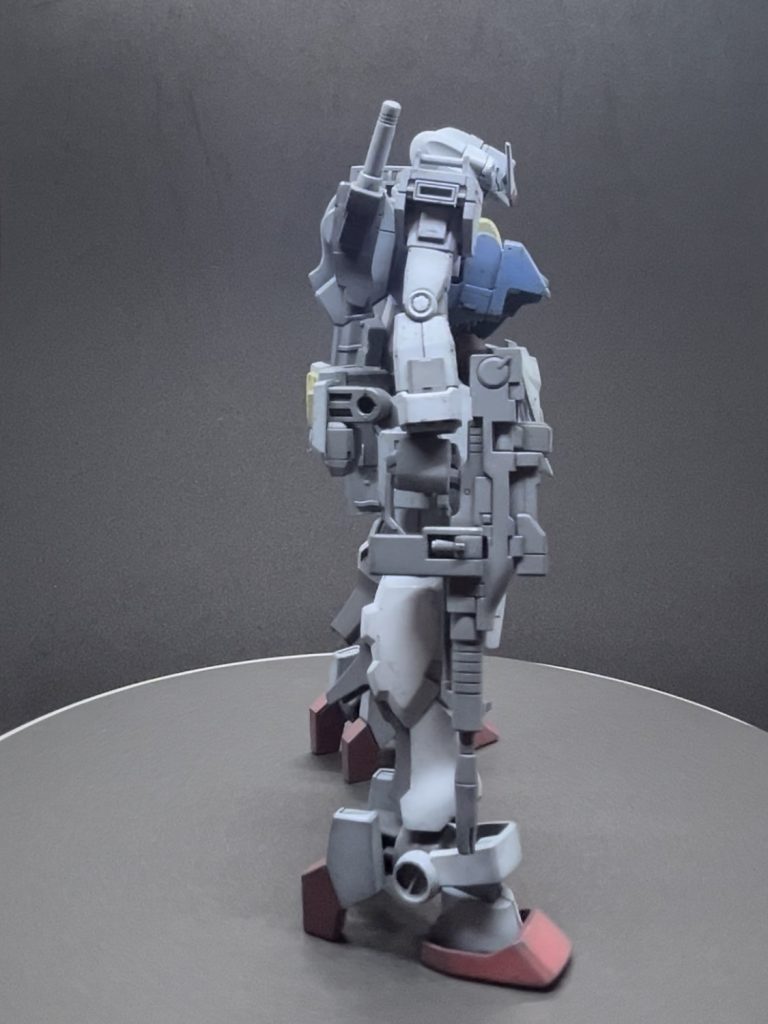 腕部とライフルはオリジンガンダムそのものです。アンクルアーマーとスリッパはEGガンダムから拝借。踵はカット後、接着してパネルラインを作り、左右反対に接続してヒールっぽくしています。