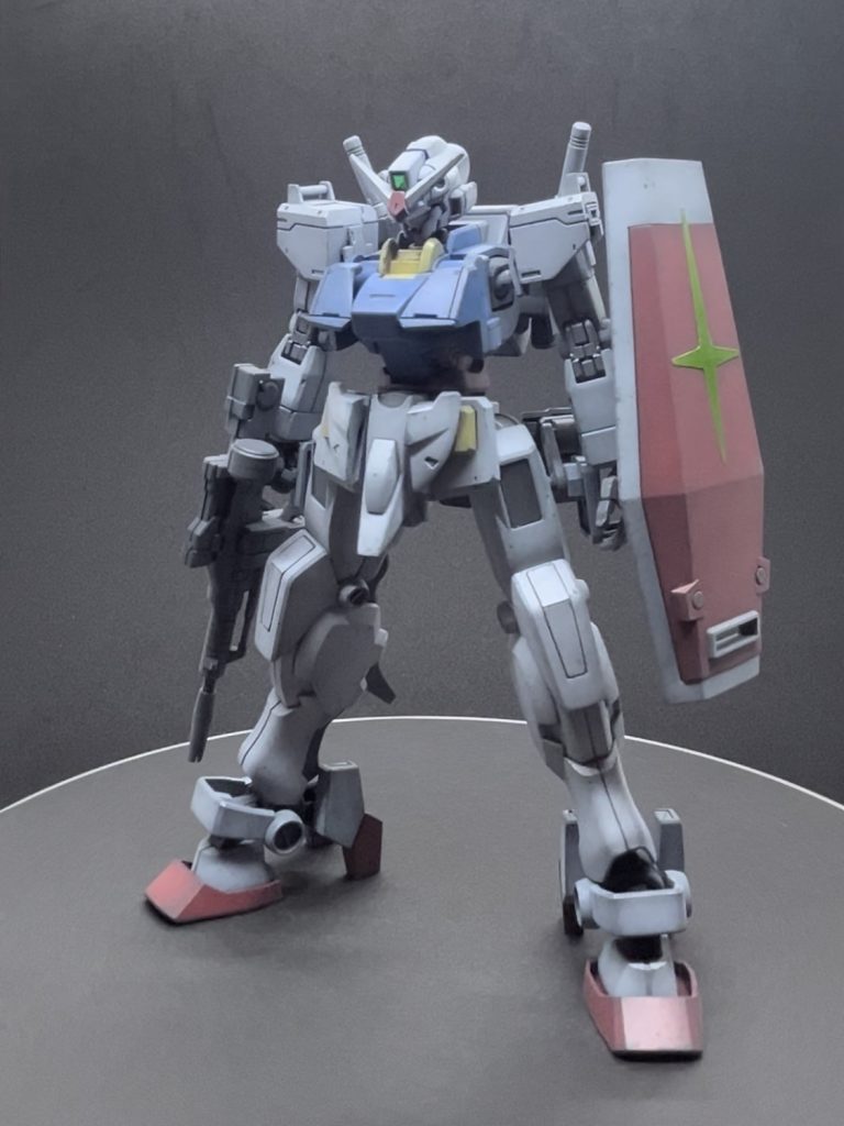 シュバルゼッテの本体をベースにオリジンガンダムとEG ガンダムをミキシングして作りました🐈ぶった切ったり、削ったり結構工作しました。頭部はリング状のパーツをカット、EG ガンダムのアンテナ部をくっつけました。シールドは十字を削って、グエル機のシールドみたいにグリーンのラインにしてみたのですが、ちょっとイマイチでした。。。