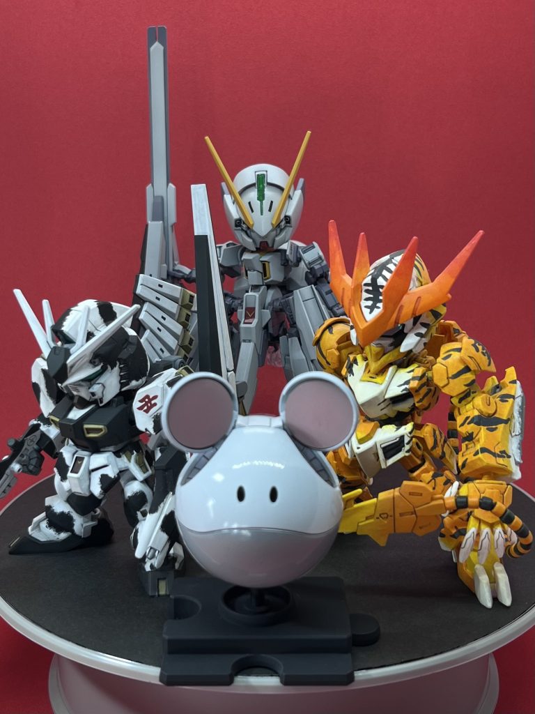これで、子から辰まで揃いました。牛から始めて、子を後追いで作りました。・子：ハロ子・牛：乳ガンダム ロングレンジMILKファンネル装備型・寅：トラバトスルプスレクス・卯：ウーンドウォートコンプまであと7年。。。😅 