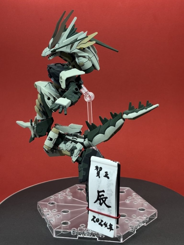 アストレイの顎裏にドラゴンのヘッドを接続。ブースターになっていた胴体を上半身と下半身の間に挟みます。