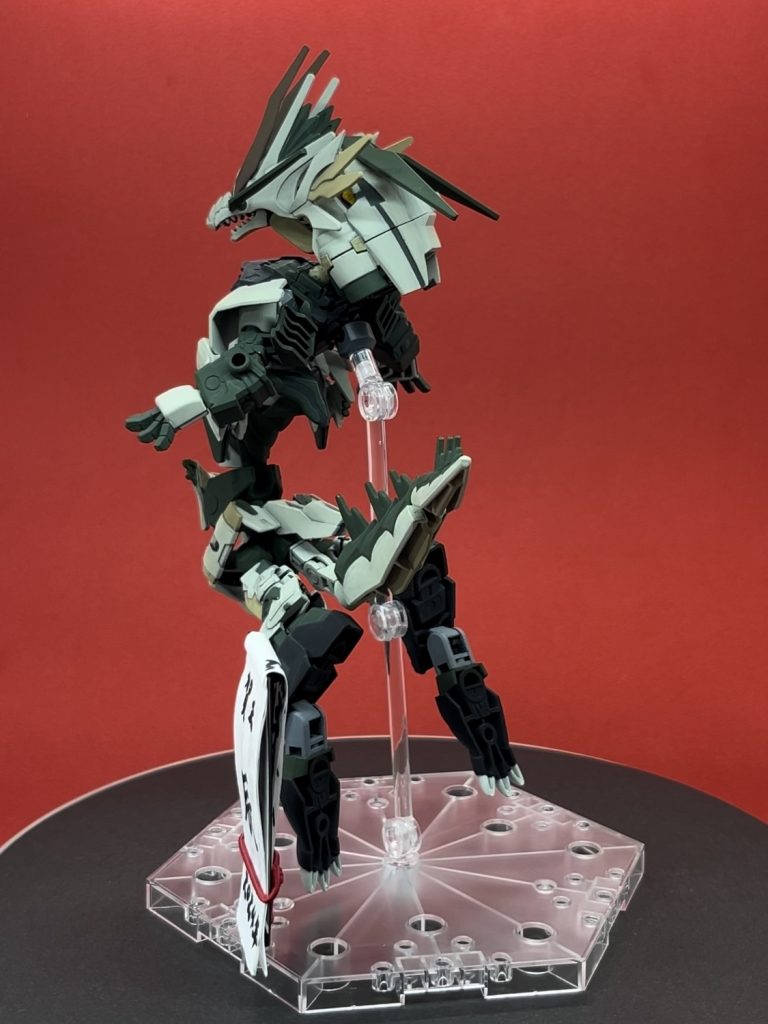 尻尾を展開。足裏にドラゴンクローを接続して後ろ足にします。