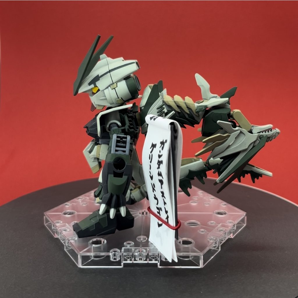 SDEX ガンダムアストレイとSDW シャイングラスパードラゴンのミキシングです。あとは、ビルダーパーツや30mmのジョイント群を使用しました。