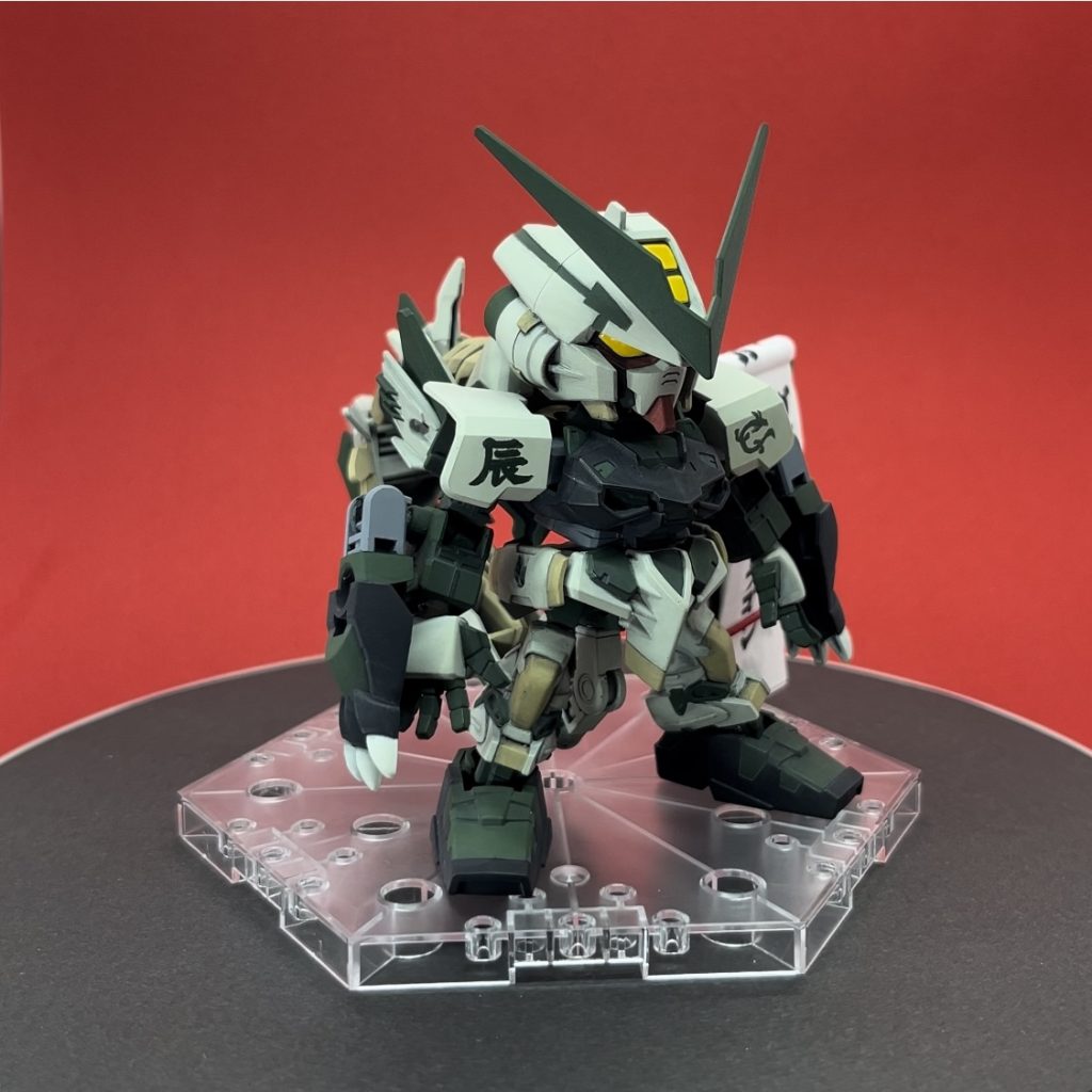 ガンダムアストレイ グリーンドラゴンです。両腕にドラゴンクロー、背中にドラゴンブースターを装備した格闘機体の設定です🐲