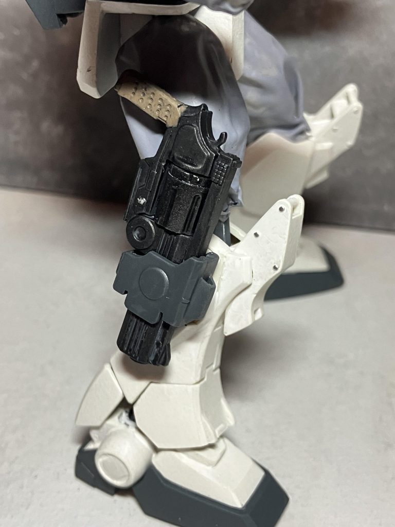 イングラムと言ったらリボルバーは外せないので、ちゃんと装備させましたホントはふくらはぎの中に格納したかったのですがバランスが悪くなりそうなので外付けに